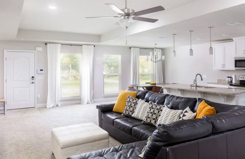 Gulf Breeze Casa | Modern dog-friendly home near the beach with large lawn, washer/dryer, streaming