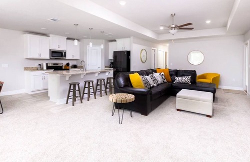 Gulf Breeze Casa | Modern dog-friendly home near the beach with large lawn, washer/dryer, streaming