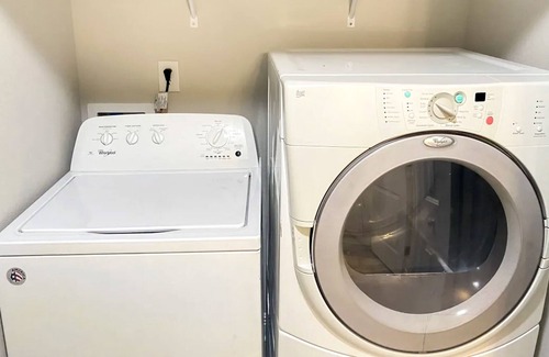 Gulf Breeze Casa | Modern dog-friendly home near the beach with large lawn, washer/dryer, streaming
