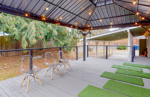 Marysville Casa | Modern dog-friendly home with private hot tub, fantastic deck, & woodstove