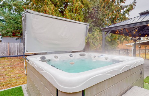 Marysville Casa | Modern dog-friendly home with private hot tub, fantastic deck, & woodstove