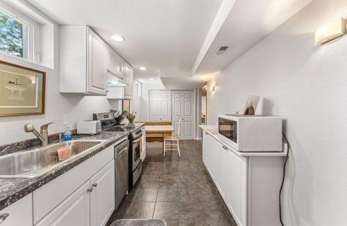 Longmont Apartamento | Modern Downtown Oasis Sunny Garden King Beds