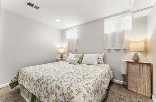 Longmont Apartamento | Modern Downtown Oasis Sunny Garden King Beds