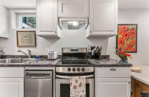 Longmont Apartamento | Modern Downtown Oasis Sunny Garden King Beds