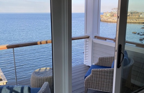 Rockport Apartamento | Modern Downtown Penthouse Apartment Overlooking Front Beach