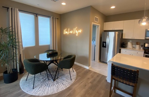 Summerlin South Condominio | Modern Downtown Summerlin Condo w/ Red Rock Canyon View