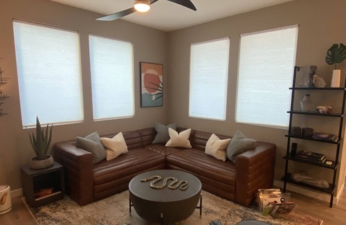 Summerlin South Condominio | Modern Downtown Summerlin Condo w/ Red Rock Canyon View