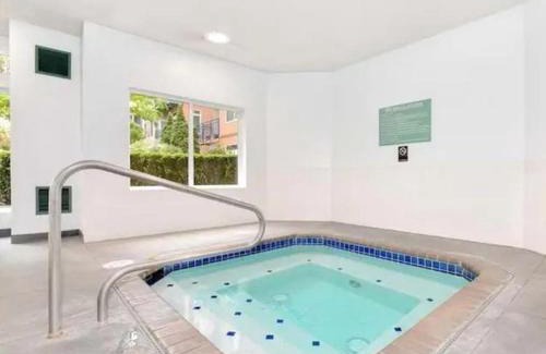 Belltown Apartamento | Modern Downtown Top Floor Penthouse With Bay Views