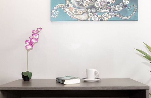 Midway District Casa | Modern Downtown 💎 WiFi, Cable, Parking, Comfy Bed