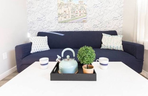 Midway District Casa | Modern Downtown 💎 WiFi, Cable, Parking, Comfy Bed