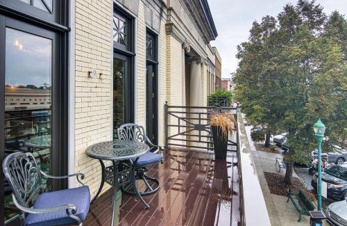 Hendersonville Apartamento | Modern Dtwn Condo with Balcony in Hendersonville