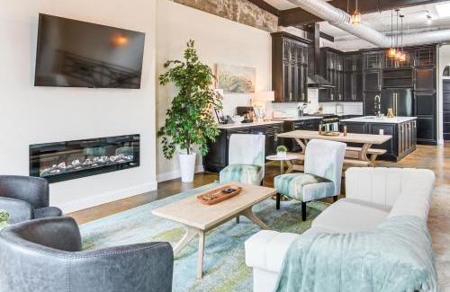 Hendersonville Apartamento | Modern Dtwn Condo with Balcony in Hendersonville