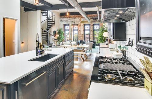 Hendersonville Apartamento | Modern Dtwn Condo with Balcony in Hendersonville