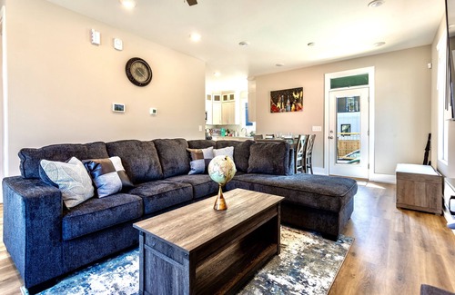 Hayes Casa | ⭐️ MODERN DURHAM RETREAT ⭐️ 🐕📚🏊‍♀️🏙🏥🛍🏟🍔🥂 CLOSE