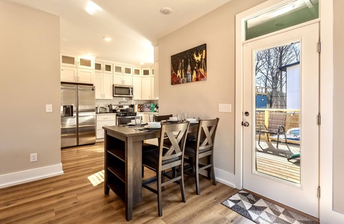 Hayes Casa | ⭐️ MODERN DURHAM RETREAT ⭐️ 🐕📚🏊‍♀️🏙🏥🛍🏟🍔🥂 CLOSE