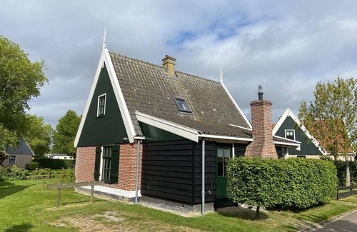 Hippolytushoef Villa | Villa estilo Wieringer con terraza jardín