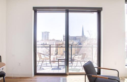 Yankee Hill Apartamento | Modern East Side 1BR Apt with Balcony, Pool, and Gym