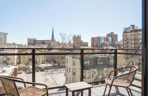 Yankee Hill Apartamento | Modern East Side 1BR Apt with Balcony, Pool, and Gym