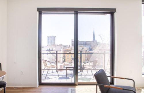 Yankee Hill Apartamento | Modern East Side 1BR Apt with Balcony, Pool, and Gym