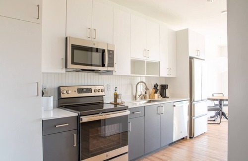 Yankee Hill Apartamento | Modern East Side 1BR Apt with Balcony, Pool, and Gym