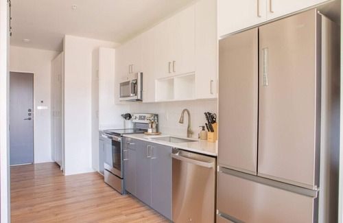 Yankee Hill Apartamento | Modern East Side 1BR Apt with Balcony, Pool, and Gym
