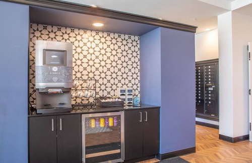 Yankee Hill Apartamento | Modern East Side 1BR Apt with Balcony, Pool, and Gym