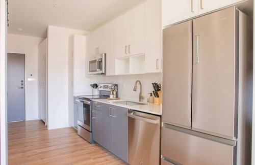 Yankee Hill Apartamento | Modern East Side 1BR Apt with Balcony, Pool, and Gym