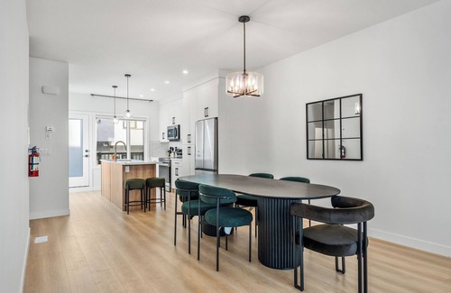 Sage Hill Casa | Modern Elegance & Comfort – 3BR + 3 Ensuites, AC