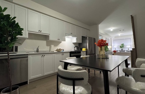 Pickering Casa | Modern Elegance: New Seaton Luxury Home in Pickering