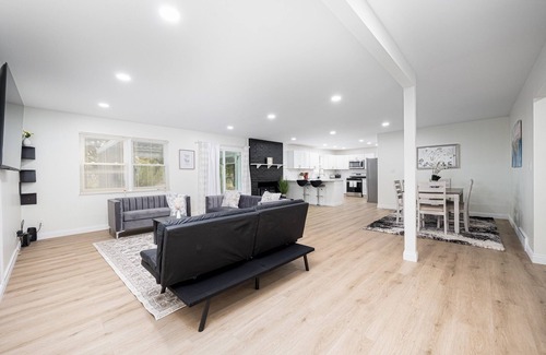 Norwich Casa | Modern Elegance Spacious 4BR with Hot Tub and screened porch & Pool Table