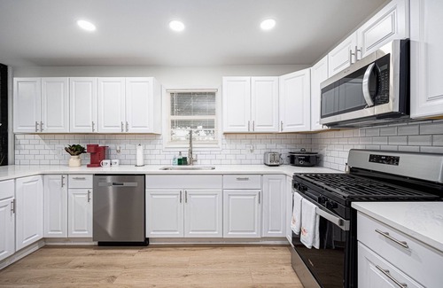 Norwich Casa | Modern Elegance Spacious 4BR with Hot Tub and screened porch & Pool Table
