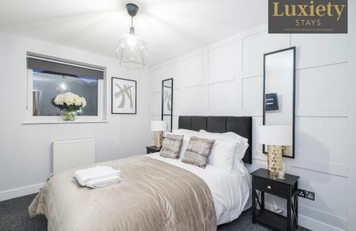 Southend-on-Sea Apartamento | Modern & Elegant 1BR City Centre - Near High St & Southend Beach by Luxiety Stays