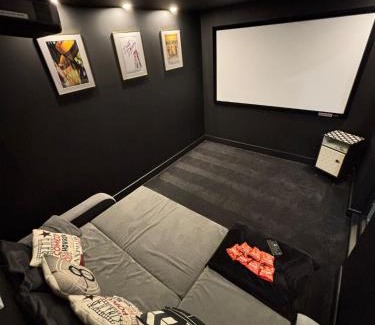 Welford Casa | Modern Elm Tree House with Cinema 6 Bedroom sleeps 12