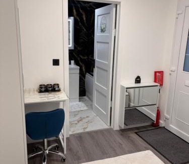 Ely Casa | Modern En-Suite Double Bedroom in Cardiff with Private Entrance