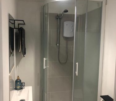 Newport Cama Y Desayuno | Modern En-suite Double Room