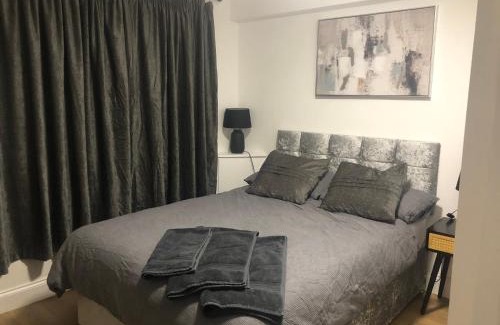 Newport Cama Y Desayuno | Modern En-suite Double Room