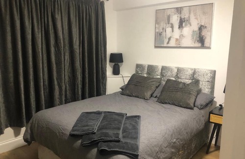 Newport Cama Y Desayuno | Modern En-suite Double Room