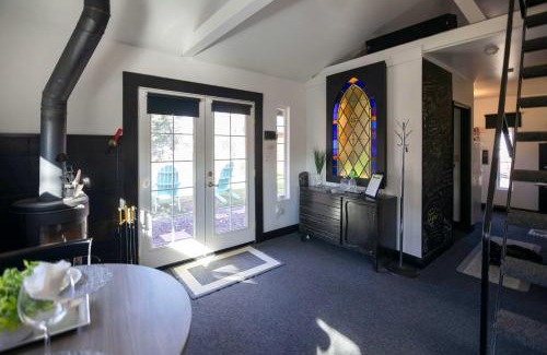Cascade Casa | Modern Entertainment Getaway Off Sacramento River!