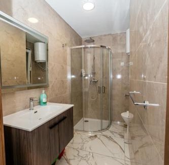 Bugibba Apartamento | Modern Escape 3-Bedroom Maisonette with Free Parking