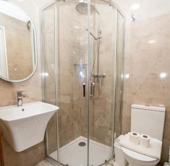 Bugibba Apartamento | Modern Escape 3-Bedroom Maisonette with Free Parking