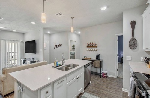 Bryan Apartamento | Modern Escape - Allen Park