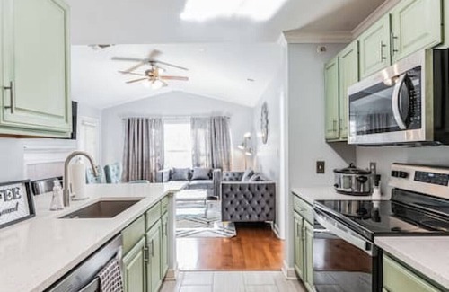 New Tampa Apartamento | Modern Escape-Cali King Beds-EV Chargers Available