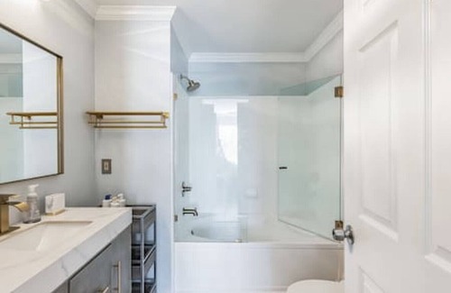 New Tampa Apartamento | Modern Escape-Cali King Beds-EV Chargers Available