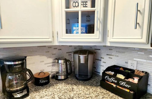 Effort Casa | Modern Estate★Private Pool!★7 Bed/3 Bath★Hot Tub★Movie Theater!★Game room★PETS!