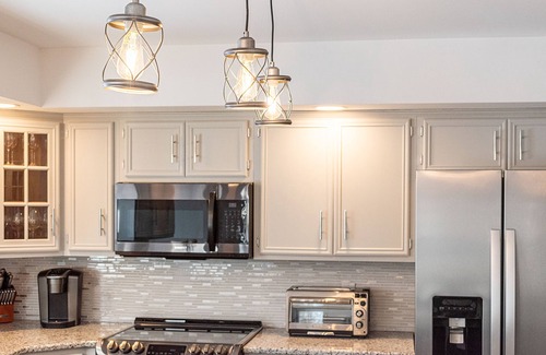 Effort Casa | Modern Estate★Private Pool!★7 Bed/3 Bath★Hot Tub★Movie Theater!★Game room★PETS!
