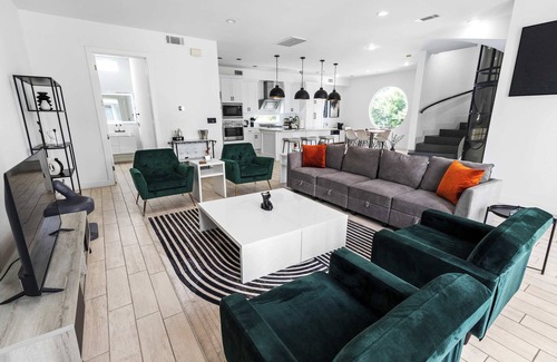 Greenway Plaza-Upper Kirby Casa | Modern Exec Retreat | Near Med Center + Garage