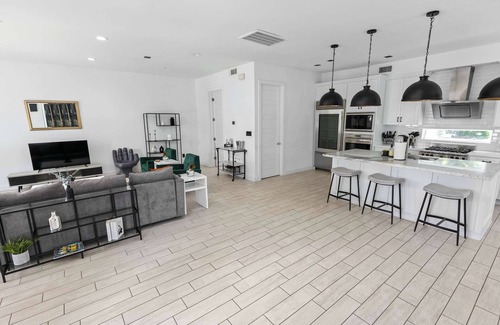 Greenway Plaza-Upper Kirby Casa | Modern Exec Retreat | Near Med Center + Garage