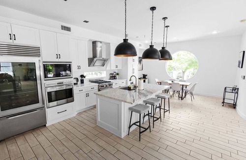 Greenway Plaza-Upper Kirby Casa | Modern Exec Retreat | Near Med Center + Garage