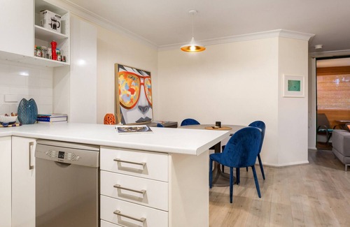 Newtown Apartamento | Modern, Executive Apartment near Newtown
