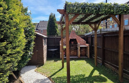 Coventry Casa | Modern Executive House WiFi Parking Coventry City Centre Sleeps 6.